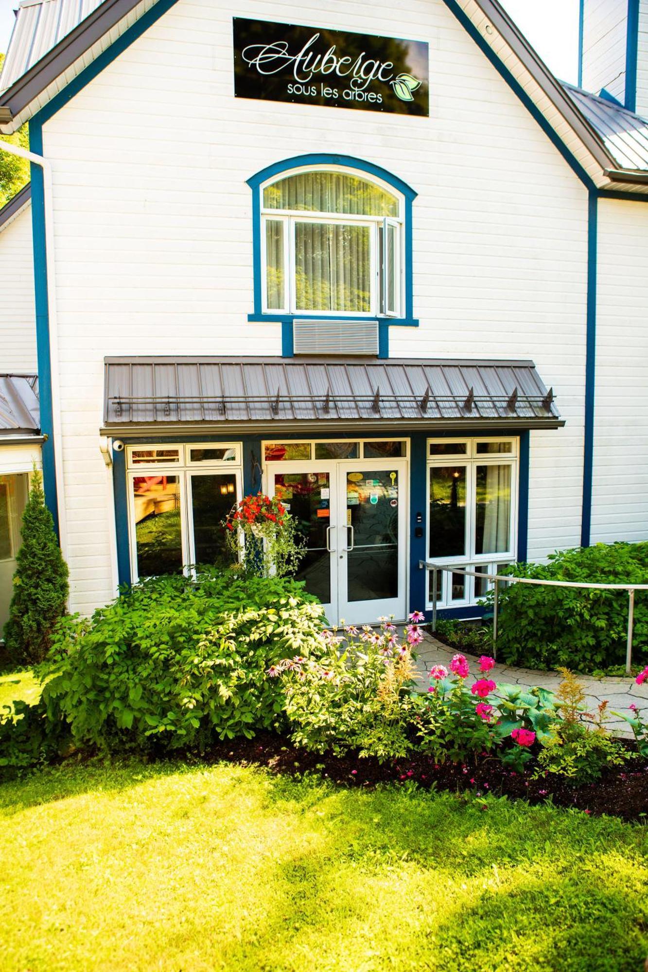 Auberge Sous les Arbres Gaspé Exterior foto
